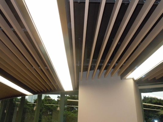 بافل سقف پانل آلومینیومی تزئینی U بافل با روکش دانه ای چوبی سقف آکوستیک معلق