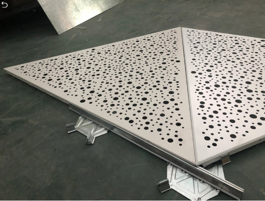 کاشی های سقف فلزی آکوستیک سوراخ دار با پوشش پودری مثلثی برای مرکز همایش