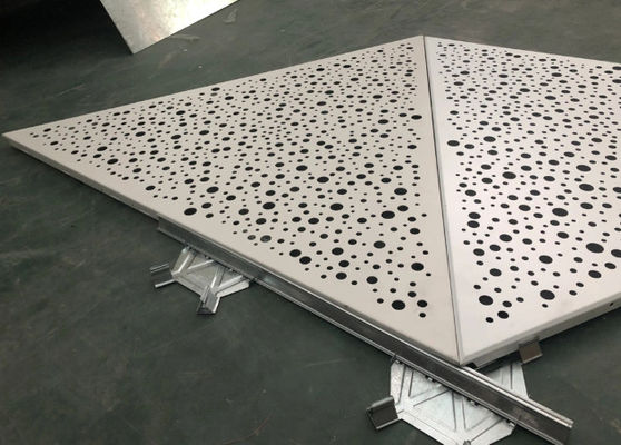 سقف مثلث فلزی آلومینیوم سوراخ شده ISO9001 برای پروژه فرودگاه