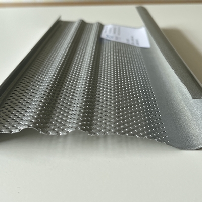 120x65x0.85mm سقف فلزی آلومینیومی J شکل صفحه نمایش استاندارد متالیک براق نقره ای سوراخ شده