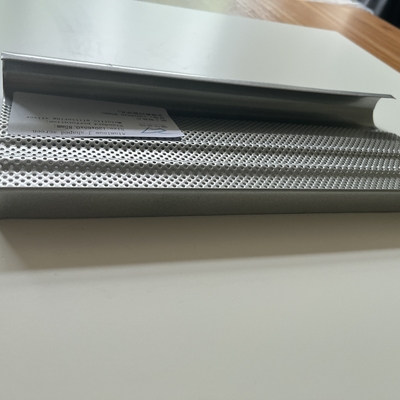 120x65x0.85mm سقف فلزی آلومینیومی J شکل صفحه نمایش استاندارد متالیک براق نقره ای سوراخ شده
