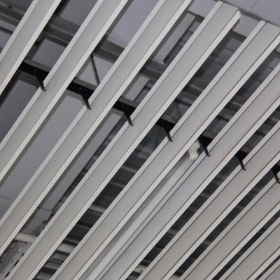 سقف فلزی آلومینیومی نوار U 185x3000mm رنگ قابل تنظیم وزن سبک