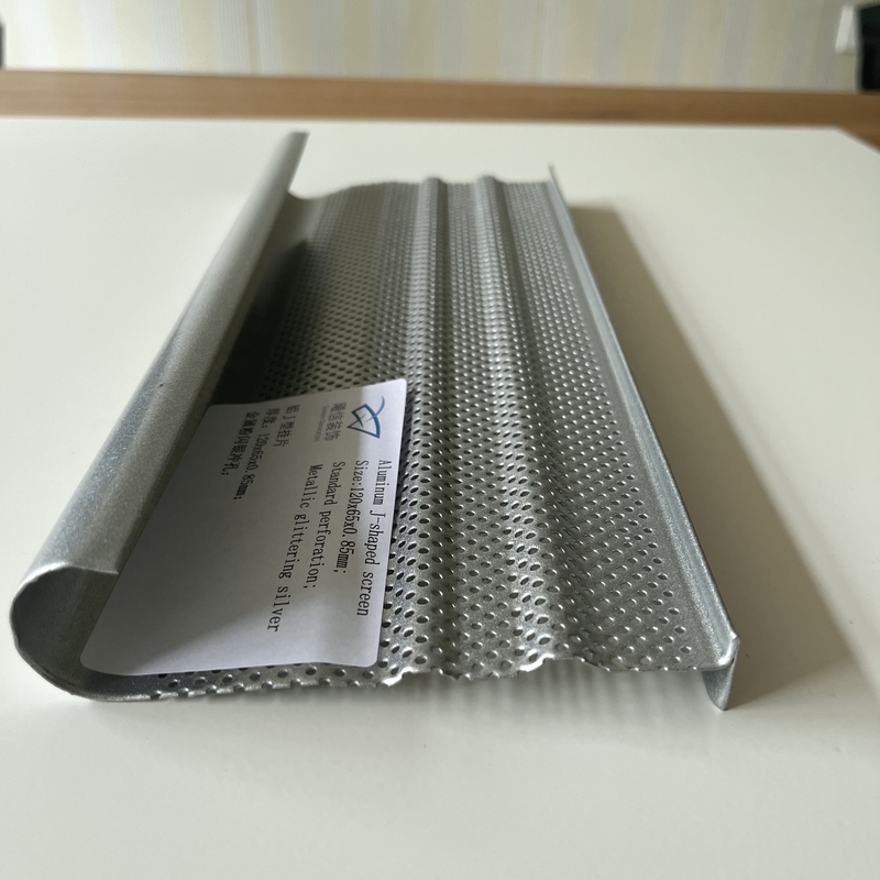 120x65x0.85mm سقف فلزی آلومینیومی J شکل صفحه نمایش استاندارد متالیک براق نقره ای سوراخ شده